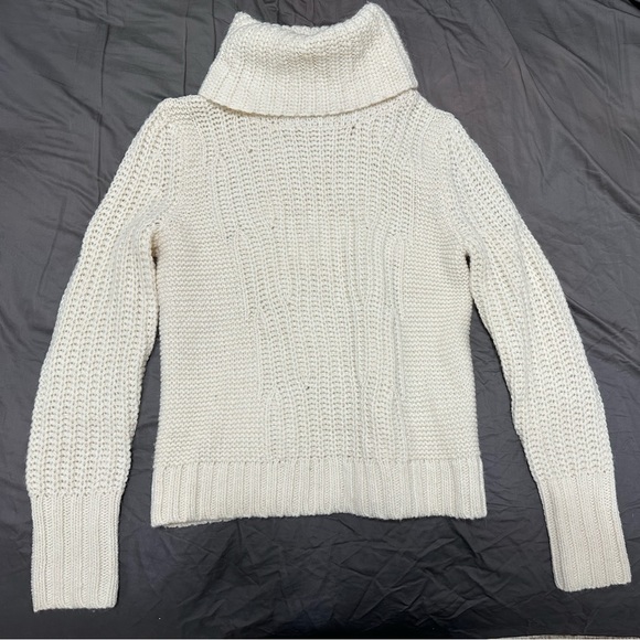 Banana Republic Cream Sweater - Picture 1 of 1